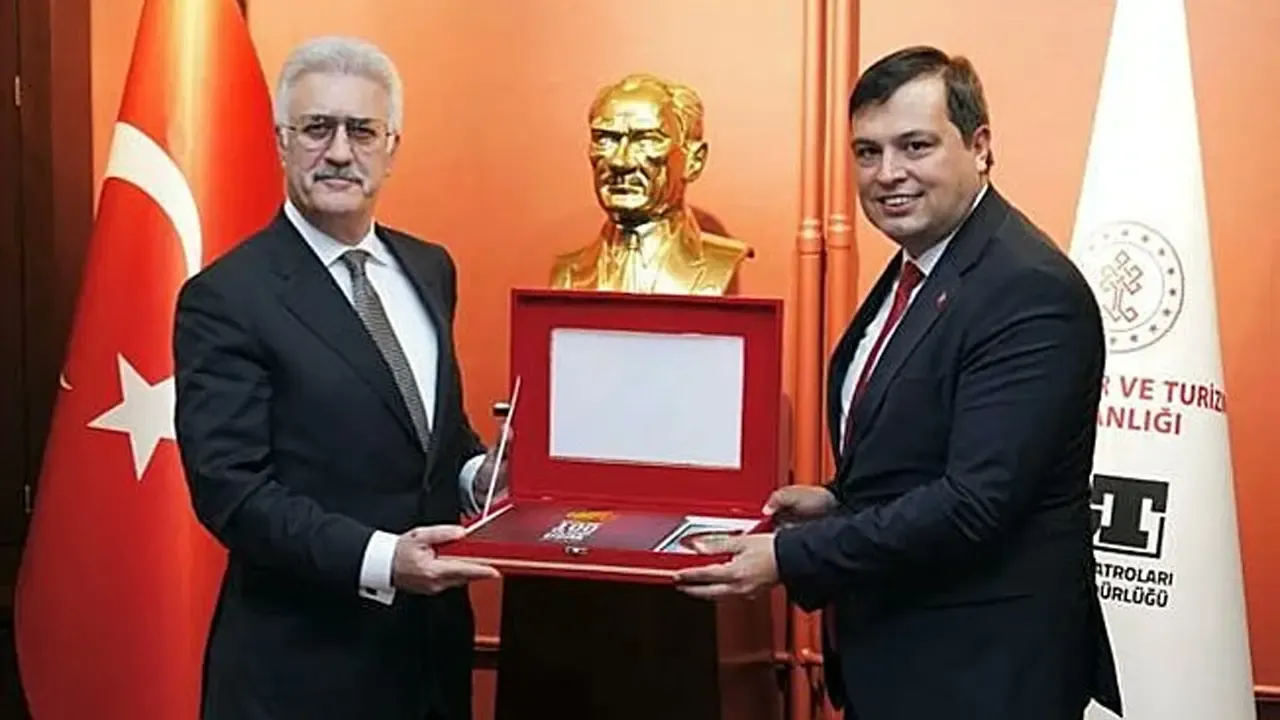 Uşak Belediye Başkanı Mehmet Çakın Tamer Karadağlı'yı Ziyaret Etti