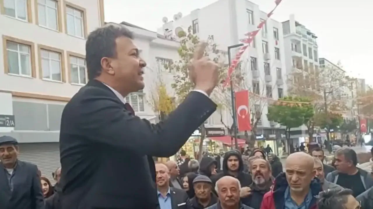 Uşak İsmetpaşa Caddesi'nde Yağmur Altında CHP'den Adaylığını Açıkladı!