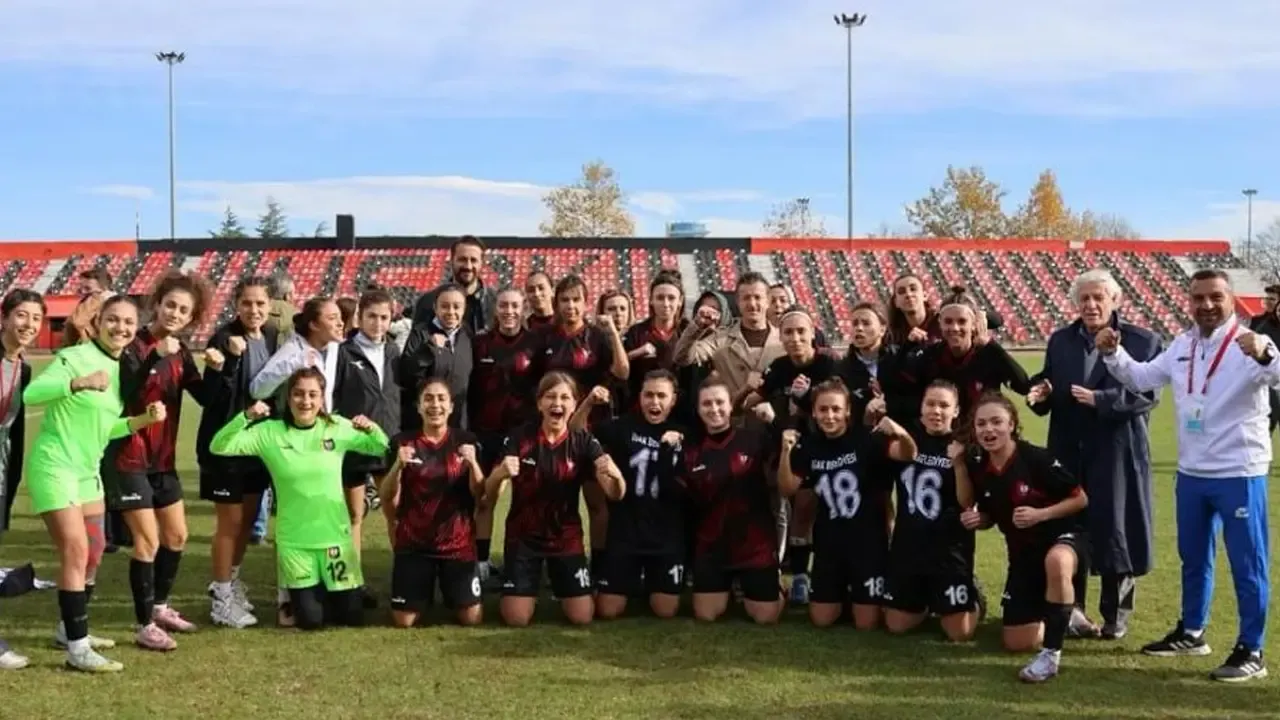 Uşak Belediyespor Kadın Futbolcuları Rakibini Topa Tuttu 6 -0