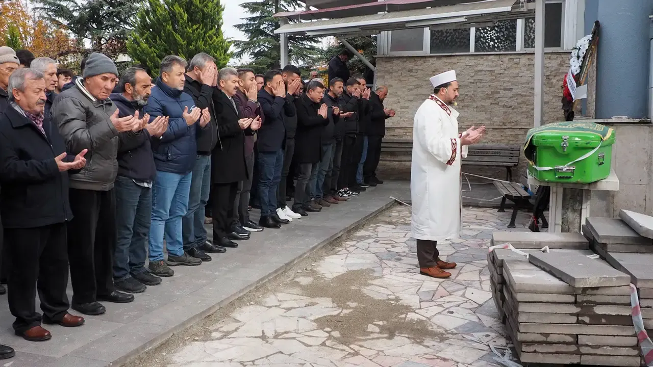 Ak Parti Yöneticisinin Cenazesine Uşak Valisi Ergün de Katıldı