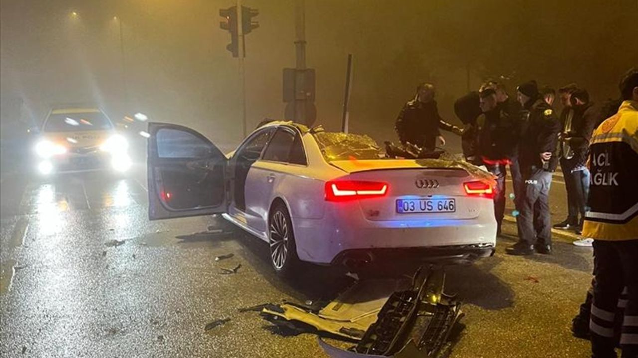 Afyonkarahisar'da kırmızı tıra çarpan otomobildeki 1 kişi öldü