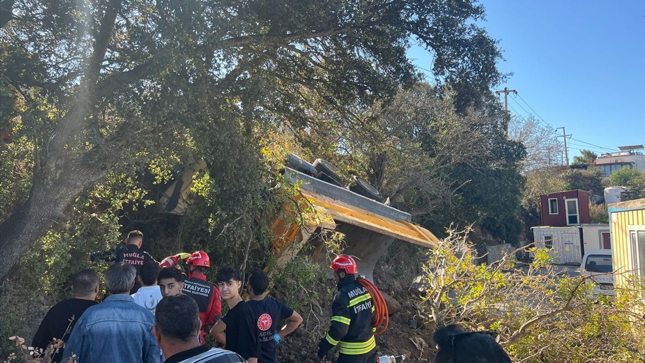 Bodrum'da hafriyat yüklü kamyonun devrildiği kazada 1 kişi yaralandı