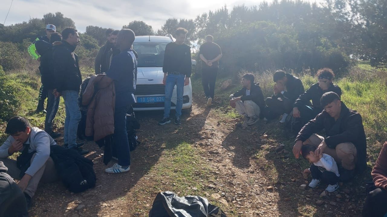 İzmir'de 37 düzensiz göçmen yakalandı, 28 düzensiz göçmen kurtarıldı