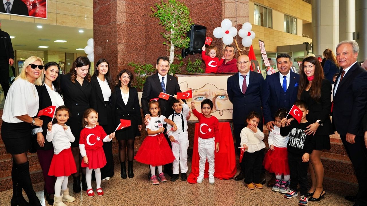 İzmir'de minik ellerden Cumhuriyet Bayramı'na özel resim sergisi