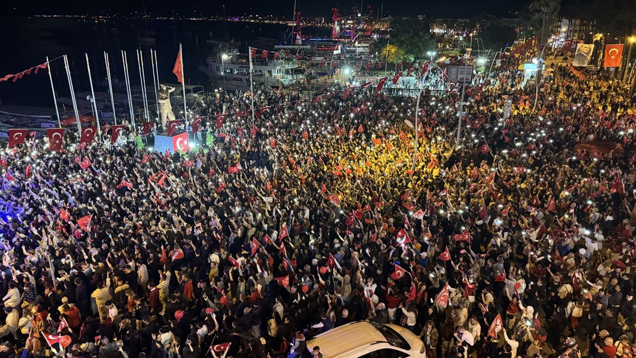 Muğla'da Cumhuriyet'in 102. yılı fener alayıyla kutlandı