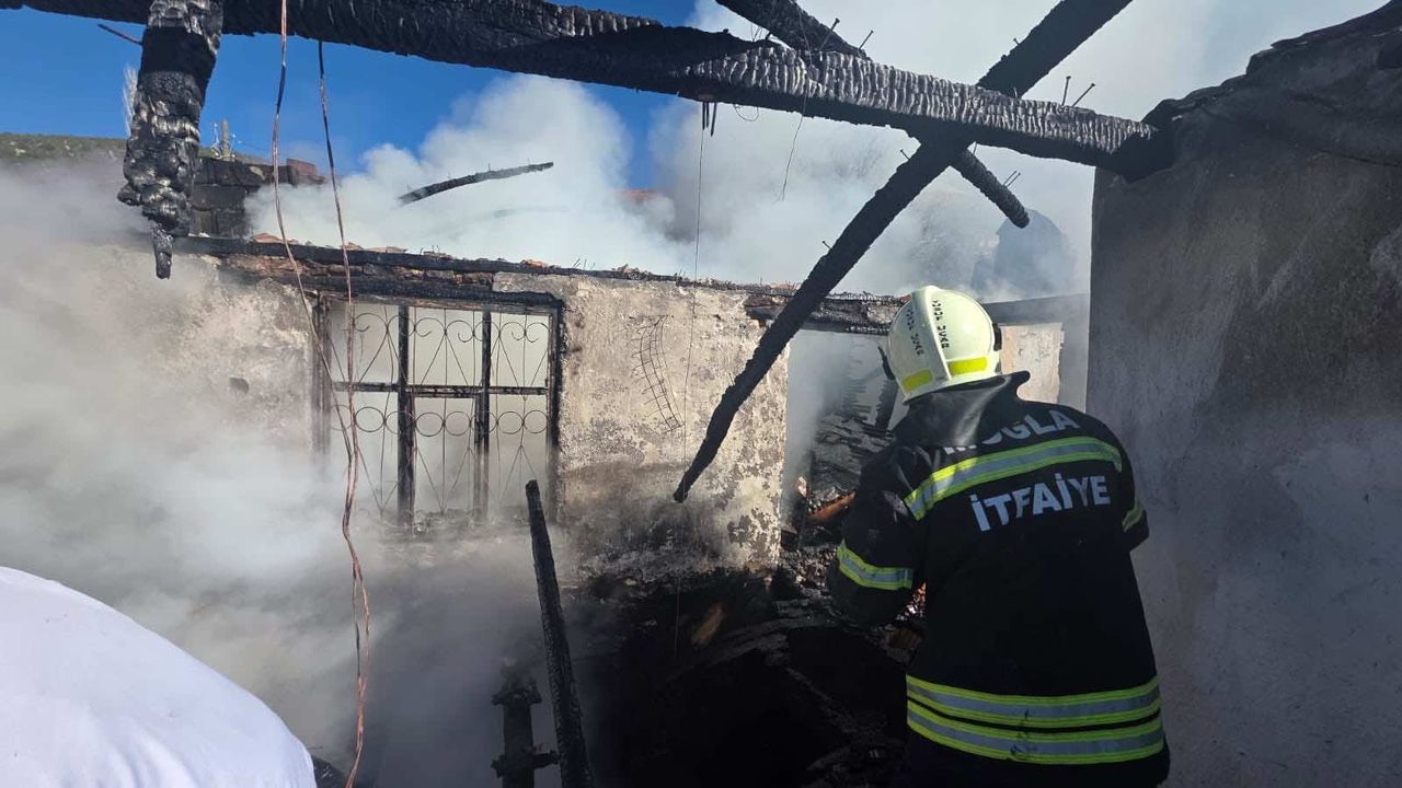 Muğla'da yangın çıkan müstakil ev kullanılamaz hale geldi