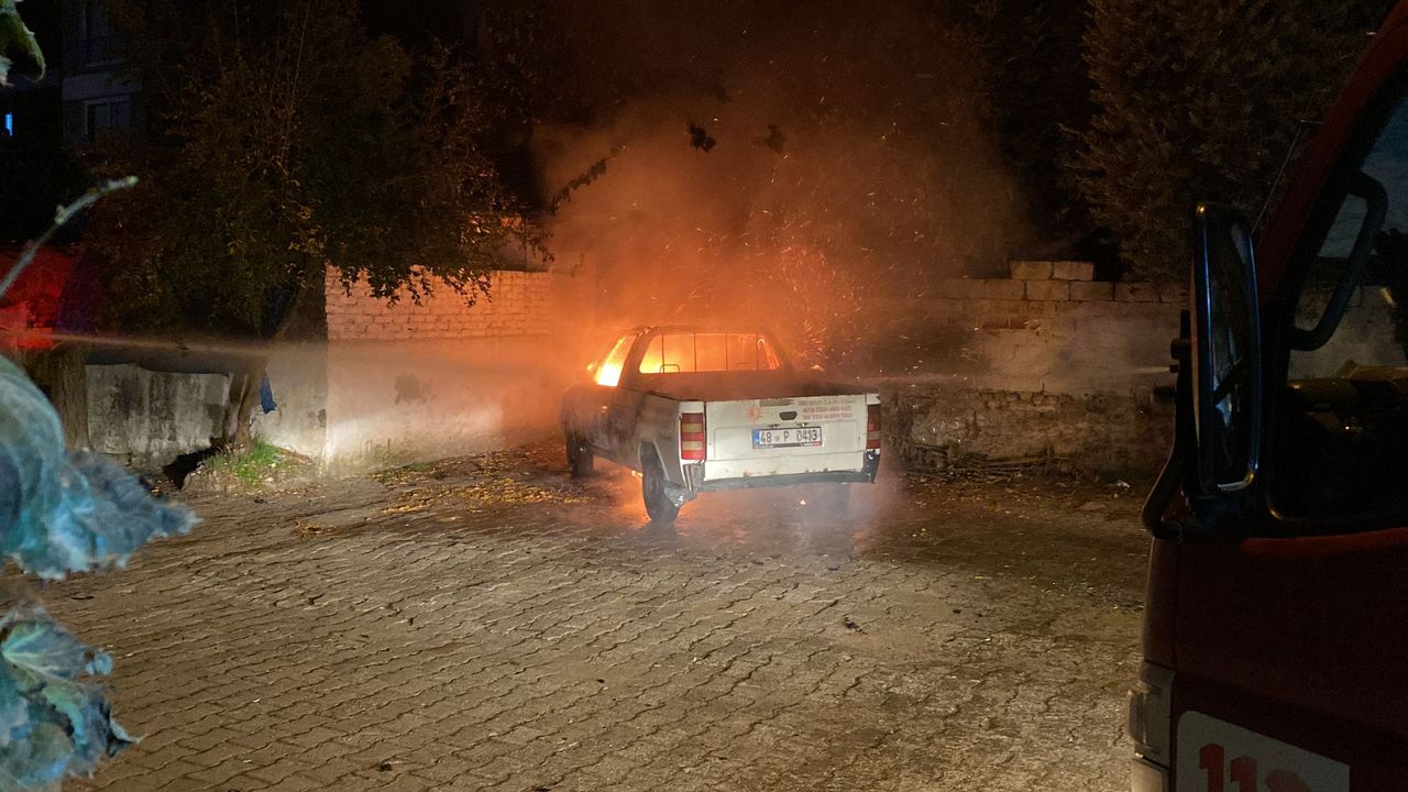 Nazilli'de park halindeki kamyonet yandı