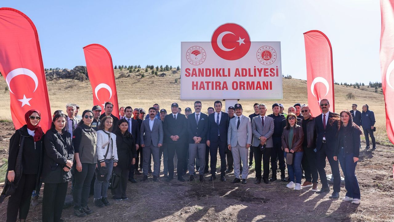 Sandıklı'da 'Bİr fidan bir kitap' etkinliği yapıldı