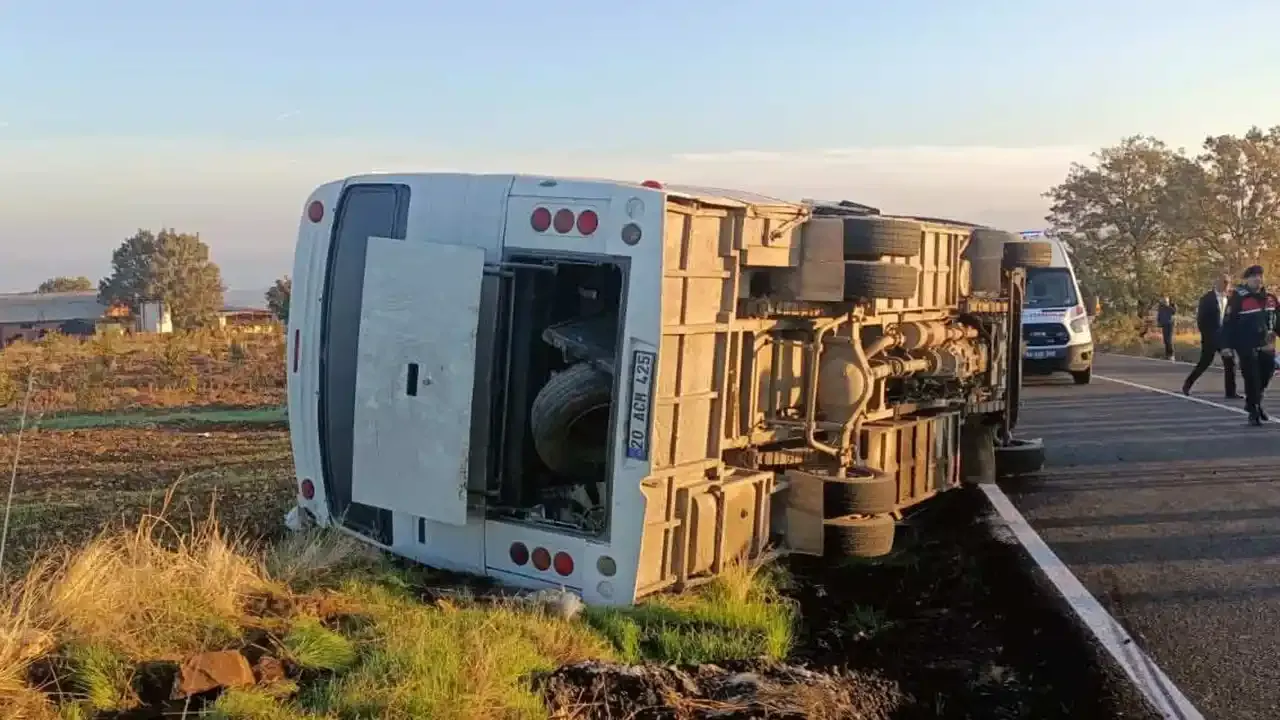 Eşme'de İşçi Servisi Devrildi; 23 Yaralı!