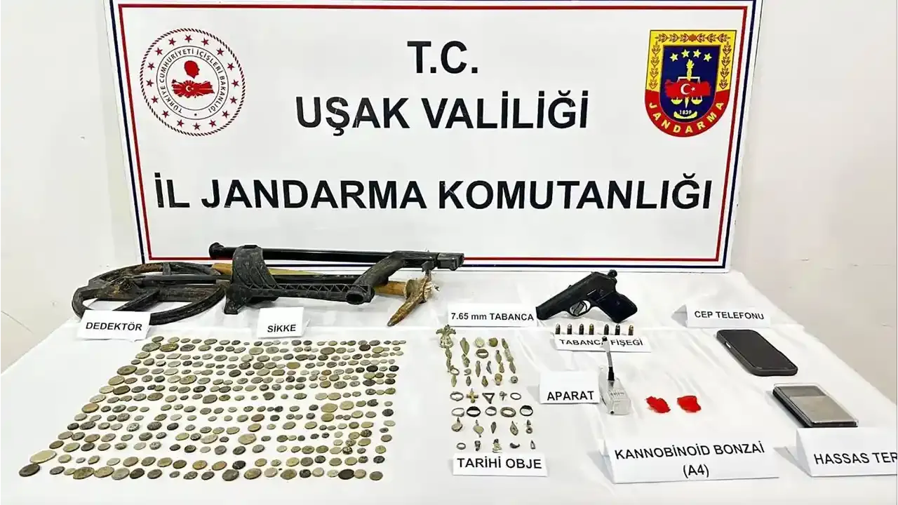 Eşme'de Tarihi Sikke, Uyuşturucu ve Silah Ele Geçirildi