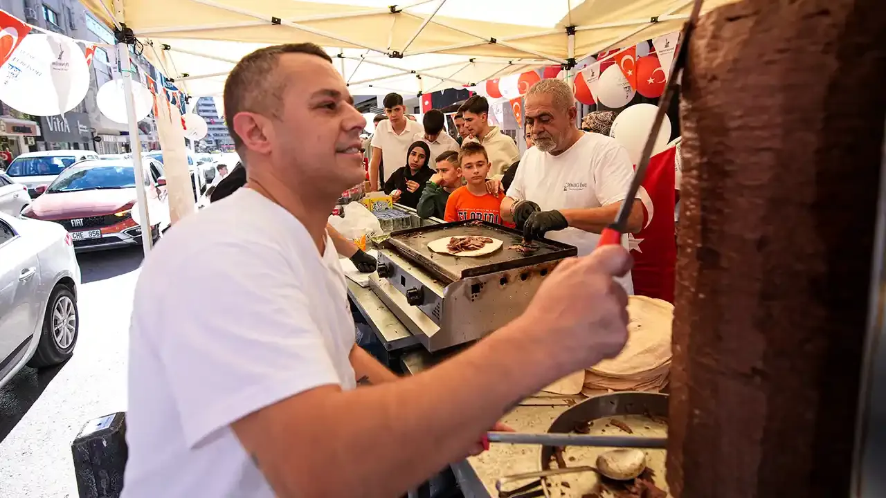 İzmirli dönerci, 29 Ekim'de ikramlarıyla çocukları sevindirdi