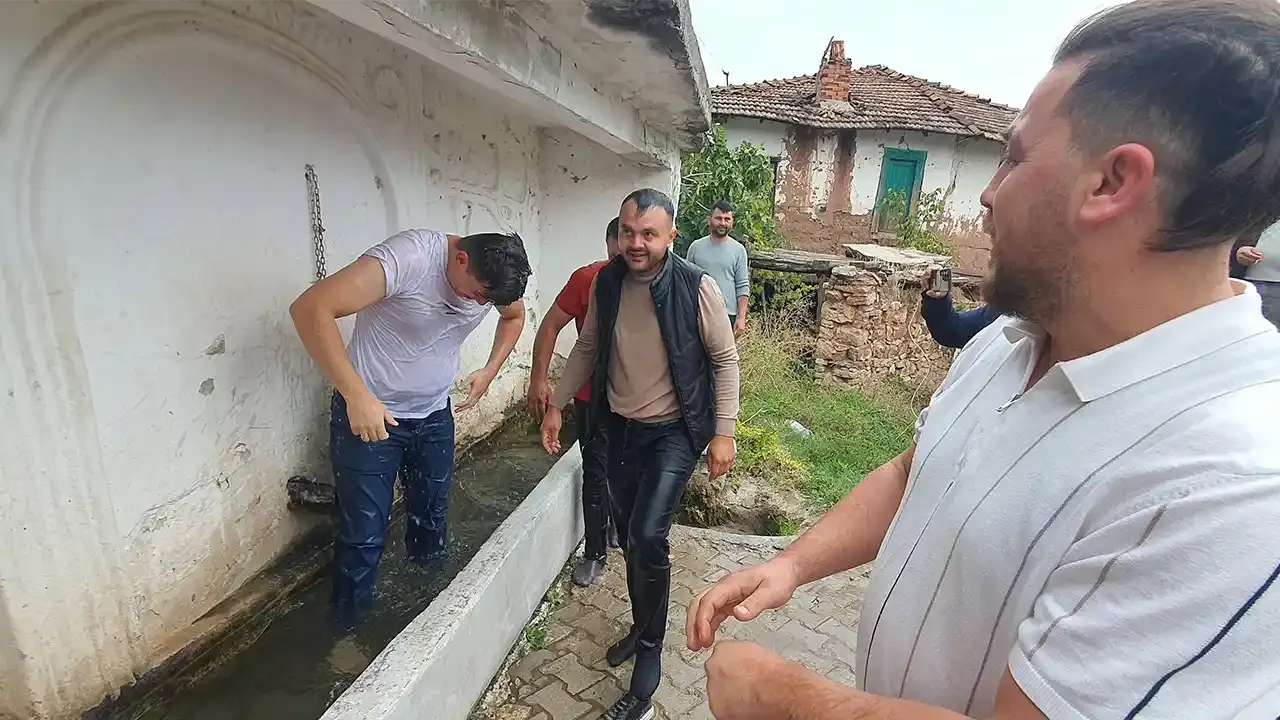 Manisa'daki mahallede düğünlerde 'ilgisiz akraba'ya ıslatma cezası veriliyor