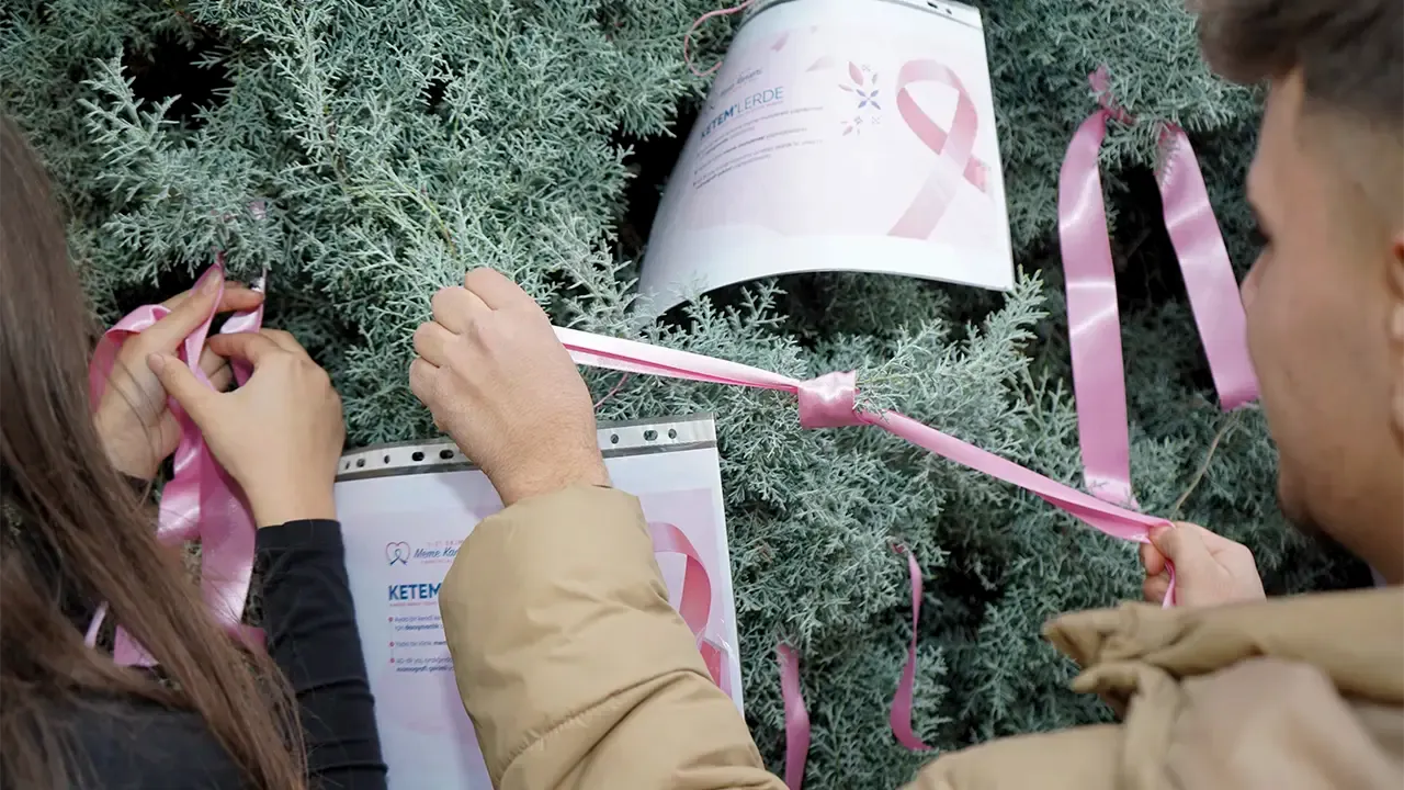 Atapark’ta Anlamlı Görüntüler: Ağaçlar Pembe Kurdelelerle Donatıldı