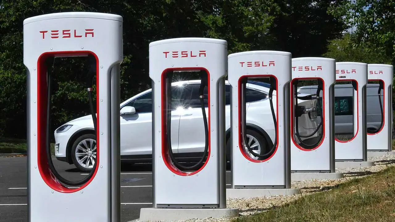 Tesla Uşak'a Supercharger İstasyonu Kuracak