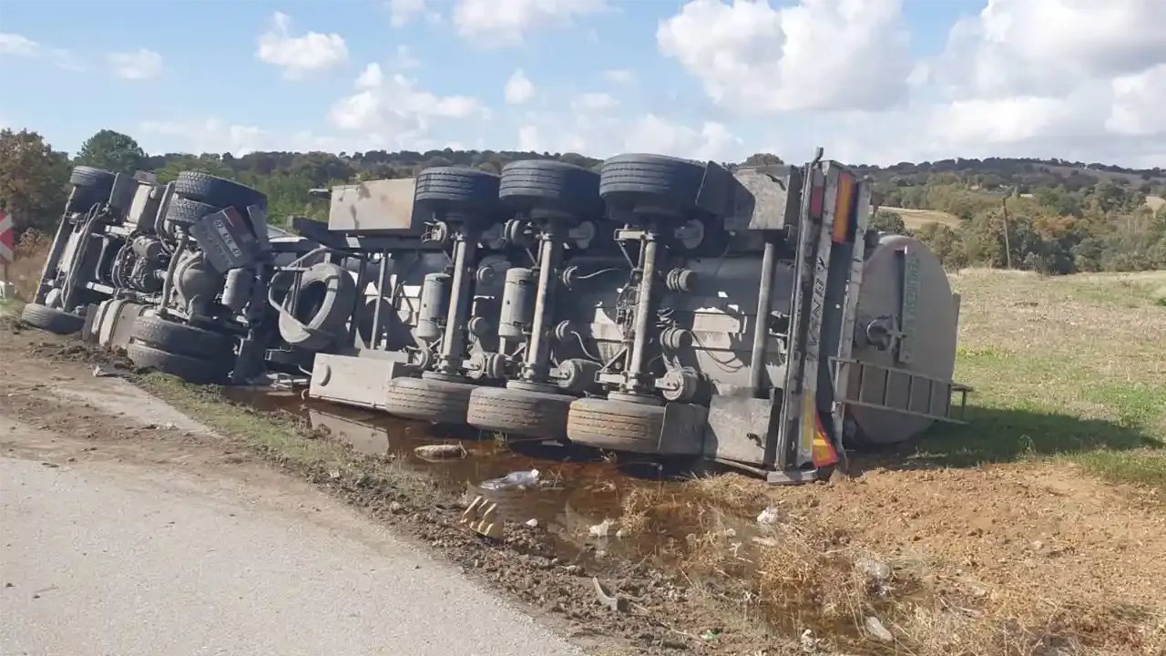 Banaz’da Tır Devrildi: 1 Yaralı