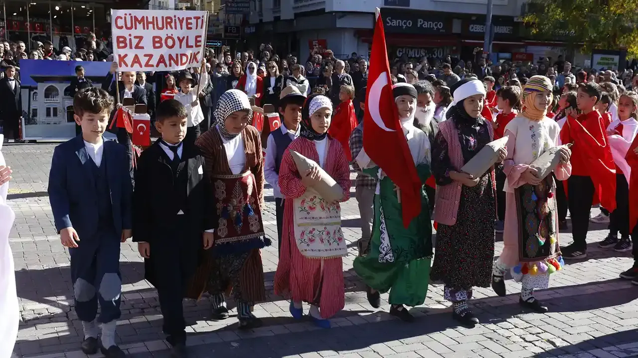 Uşak'ta Cumhuriyetin 102. Yılı Kutlandı