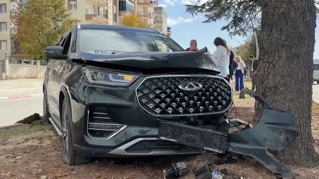 Uşak’ta Cip Ağaca Çarptı: 2 Yaralı!