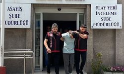 İzmir'de bir gencin bıçakla öldürülmesine ilişkin yakalanan 2 zanlı adliyede