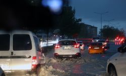 ANKARA - Şiddetli yağış nedeniyle vatandaşlar zor anlar yaşadı (4)