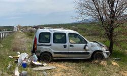 Banaz'da Bariyerlere Çarpan Araçtaki 2 Kişi Yaralandı