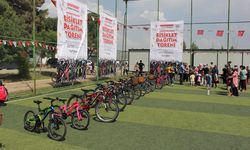 Kahramanmaraş'ta depremzede çocuklara bisiklet dağıtıldı