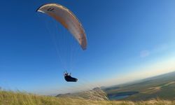 Fethiye'de kalkış sırasında düşen yamaç paraşütü pilotu ile yolcusu yaralandı