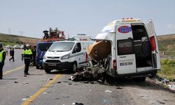 SİVAS - Tır ile yolcu minibüsünün çarpıştığı kazada 4 kişi öldü (3)