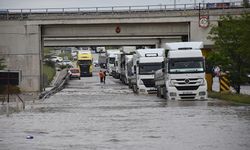 Afyonkarahisar – Uşak Karayolu, Sağanak Yağış Sonrası Trafiğe Kapandı