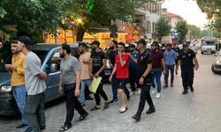 Basmane'de düzenlenen operasyonda 120 düzensiz göçmen yakalandı