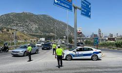 Ege'de turizm merkezleri bağlantı yollarında trafik yoğunluğu sürüyor