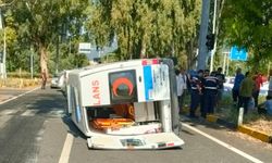 Muğla'da hasta taşıyan ambulans kavşakta otomobille çarpıştı