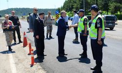 ARDAHAN - Vali Öner, nöbetçi kolluk ve sağlık personeliyle bayramlaştı