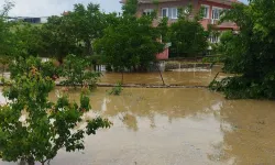 Eşme’de Sağanak Yağış Sonrası Sokaklar Göle Döndü