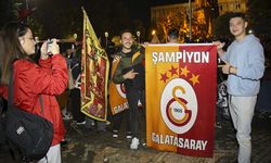 Galatasaraylı Taraftarlar Şampiyonluğu Kutluyor