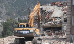 HATAY - Ağır hasarlı binaların yıkımı sürdü