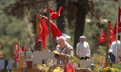 KAHRAMANMARAŞ - Depremin merkez üssü Kahramanmaraş'ta kabristanda hüzünlü bayram