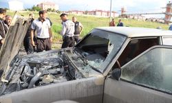 KARS - Hastane bahçesinde seyir halindeki otomobil yandı