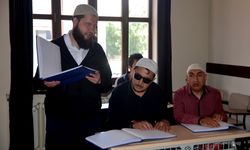 KÜTAHYA - Hafız görme engellilere gönül gözüyle Kur'an öğretiyor