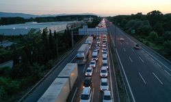 SAKARYA - Otoyollardaki araçların oluşturduğu bayram yoğunluğu dronla görüntülendi