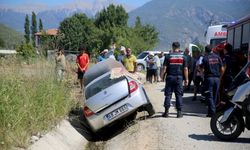 Muğla'da yol kenarındaki kanala düşen otomobildeki anne öldü, çocuğu yaralandı