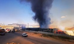 GAZİANTEP - Fabrika yangınına müdahale ediliyor