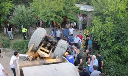 HAKKARİ - Devrilen silindirin altında kalan çocuk kurtarıldı