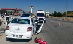 Afyonkarahisar'da beton direğe çarpan otomobildeki 1 kişi öldü, 2 kişi yaralandı