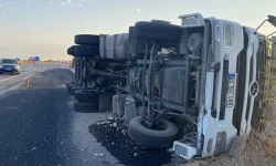 Uşak Ulubey'de Yem Yüklü Tır Devrildi!