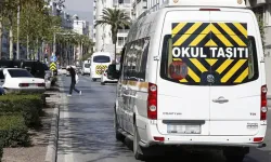 İzmir'de  okul servisi ile belediye otobüsünün karıştığı kazada 3 kişi yaralandı
