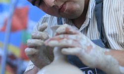 Genç seramik sanatçısı, Uluslararası Menemen Çömlek Festivali'nde şed kuşandı