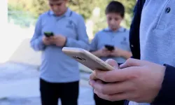 Okullarda cep telefonu kullanımı yasaklanıyor.. Hangi öğrencileri kapsıyor? İşte detaylar...