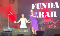 Uşak konserinde Funda Arar'dan anlamlı düet