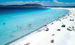 "Türkiye'nin Maldivleri" Salda Gölü bayram tatilinde her gün binlerce kişiyi ağırlıyor