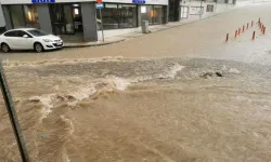 Uşak'ta Sağanak ve Dolu Hayatı Felç Etti